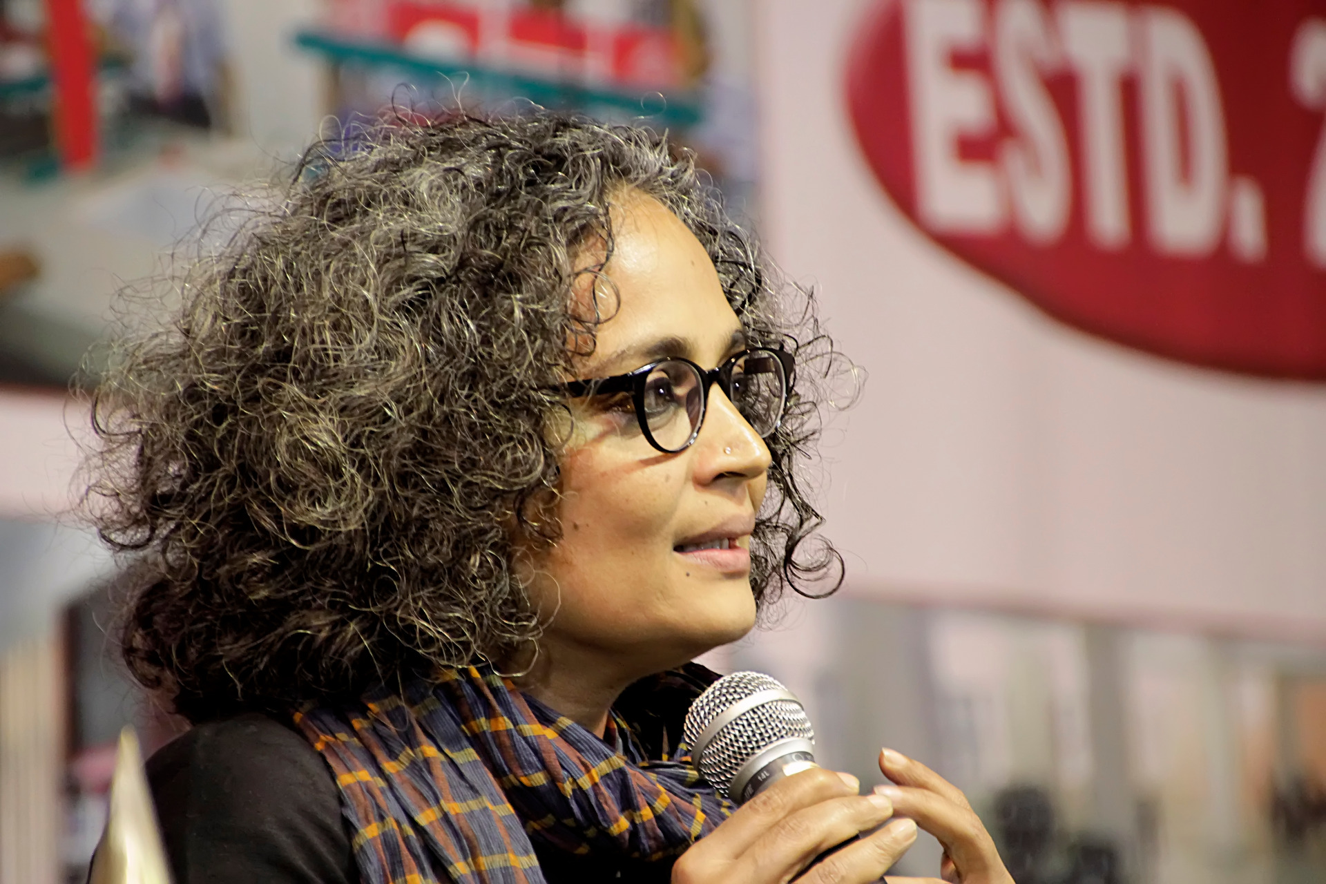 Vikramjit Kakati: Arundhati Roy (CC BY-SA 3.0)